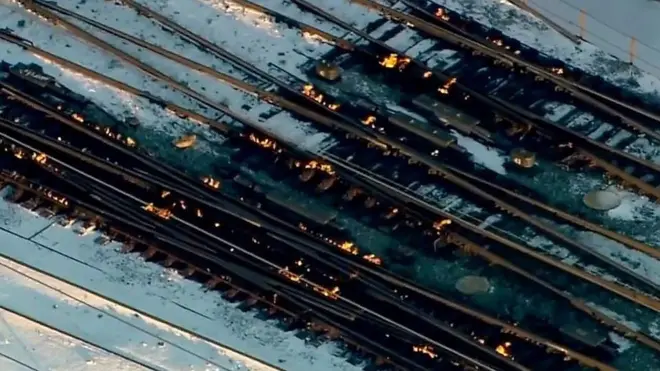 مدينة شيكاغو في الولايات المتحدة تتعرض إلى موجة برد شديدة، دفعت السلطات فيها إلى استخدام النيران لإذابة الجليد المتكون على قضبان السكك الحديدية.