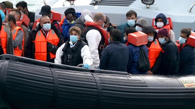 مركب تحمل مهاجرين إلى بريطانيا