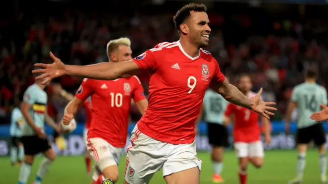 Robson-Kanu en el momento en que celebraba su gol.