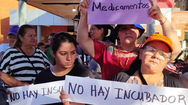 Manifestantes frente al Hospital de Santa Rosa del Aguaray para denunciar el abandono de los servicios públicos de salud, a 250 km de Asunción, Paraguay.