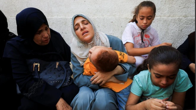 Familiares de fallecidos en ataques de Israel en Ciudad de Gaza.