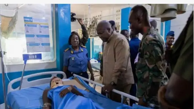 Aworan ẹni to n gba itọju nileewosan lara awọn ti iṣẹlẹ naa kan, ati Aarẹ Mahama pẹlu awọn eeyan miran nileewosan naa