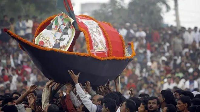 ছোটো আকারের নৌকা হাতে আওয়ামী লীগের কর্মী সমর্থকরা