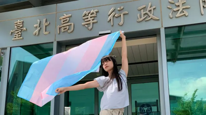 跨性别女性Vivi在台湾高等行政法院前。