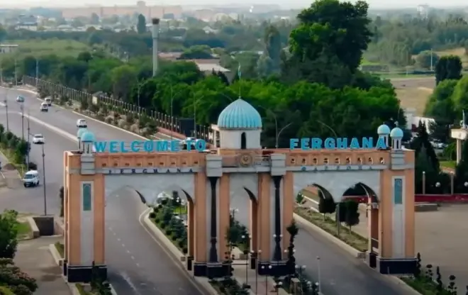 Farg'onaga kirish yo'l ustidagi bino rasmi