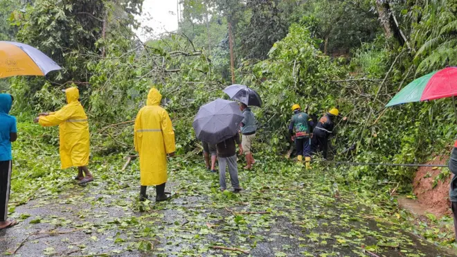 කාලගුණ විද්‍යා දෙපාර්තමේන්තුවේ අධ්‍යක්ෂ ජනරාල් අතුල කරුණානායක ප්‍රකාශ කළේ, දිවයිනට ඈතින් ත්‍රිකුණාමලයේ සිට ඊසාන දිසාවෙන් මුහුදේ පැවති අඩු පීඩන කලාපය, පීඩන අවපාතයක් බවට පත් වී බංග්ලාදේශ වෙරළබඩ තීරයට ඇතුළු වීම තද සුළං තත්ත්වයක් ඇති වීමට හේතු වූ බව ය.