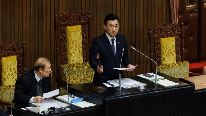 2025年1月21日，台灣立法院副院長江啟臣通過2025年中央政府總預算案。台灣在野立委批准刪減本年度預算，執政民進黨稱此舉將削弱政府施政能力和危及台灣安全。