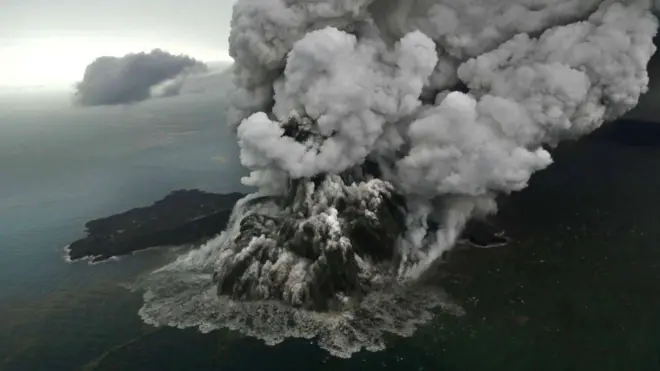 Foto udara ini, yang diambil pada 23 Desember 2018 oleh Bisnis Indonesia, menunjukkan gunung berapi Anak Krakatoa meletus di Selat Sunda di lepas pantai selatan Sumatera dan ujung barat Jawa.