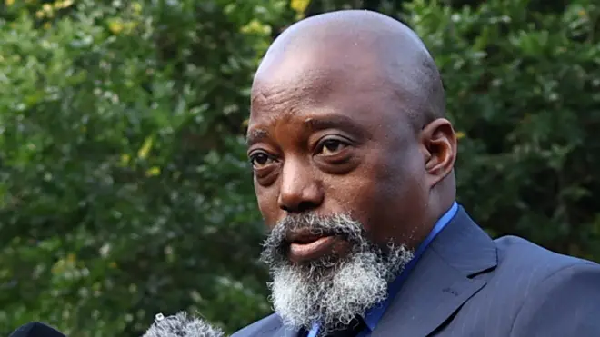 Un gros plan de Joseph Kabila, la tête rasée et une barbe, portant un costume bleu foncé, à Johannesburg, en Afrique du Sud, le 18 mars 2025