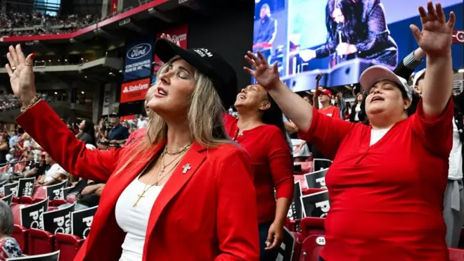 Pessoas cantam em evento no State Farm Stadium, em Glendale, Arizona