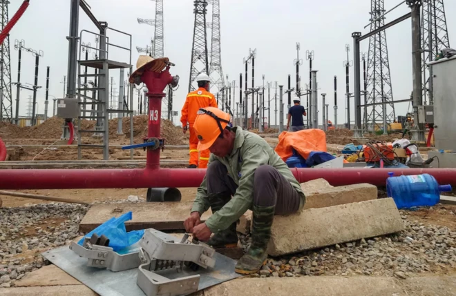 Công nhân làm việc tại Nhà máy điện Phố Nối, một công ty điện lực nhà nước thuộc Tập đoàn Điện lực Việt Nam, tại tỉnh Hưng Yên, ngày 4/6/2024