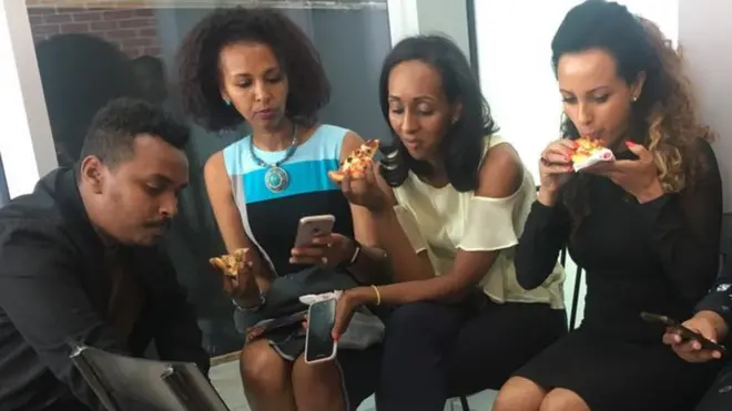 ወጣቶች ፒዛ ሲመገቡ