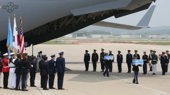 Los primeros restos llegaron a la base estadounidense de Osan, Corea del Sur.