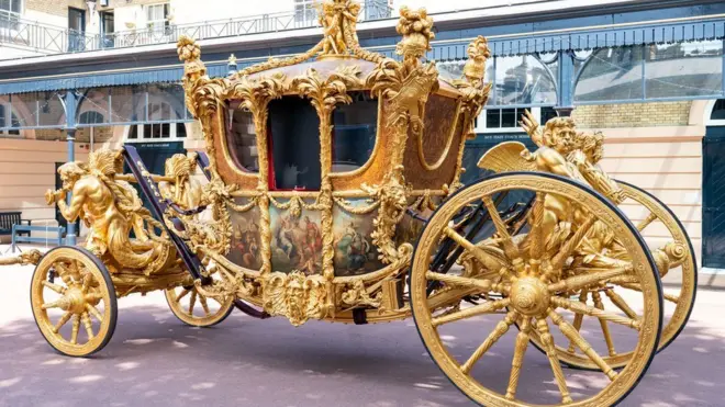 El tradicional Gold State Coach, usado para todas las coronaciones desde 1830, esta vez deberá compartir el estrellato con la carroza más nueva de la realeza británica.