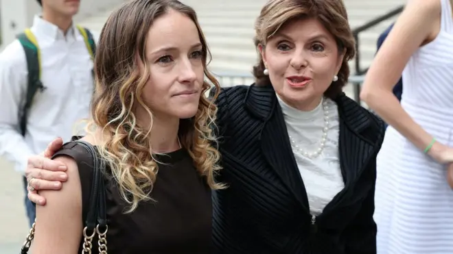 Una mujer sin identificar acudió a la audiencia sobre Jeffrey Epstein acompañada por la célebre abogada Gloria Allred, que representa a varias de las presuntas víctimas del financiero.
