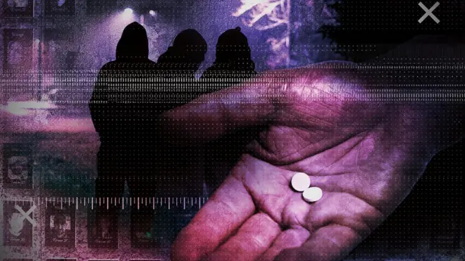 手掌中持有兩粒毒品藥丸