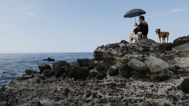 Homem observa exercícios militares chineses no litoralbetfair 5 reaisTaiwan