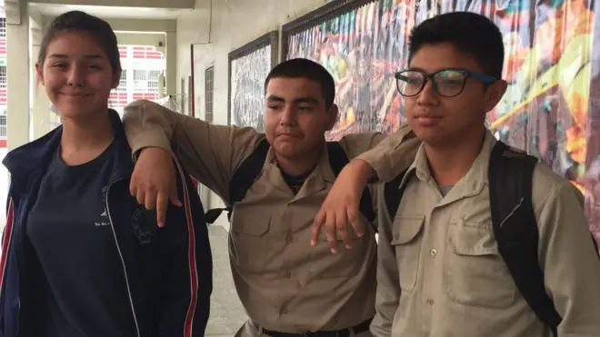 Joana Verduzco, Margarito Roman y Neo Mendoza son tres de los miles de niños nacidos en Estados Unidos que actualmente estudian en Tijuana, México. (Foto: Beatriz Díez)