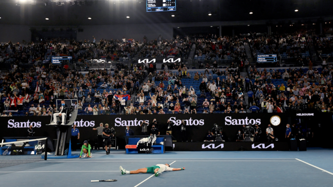 澳網男單決賽現場，觀眾為取勝的德約科維奇歡呼。