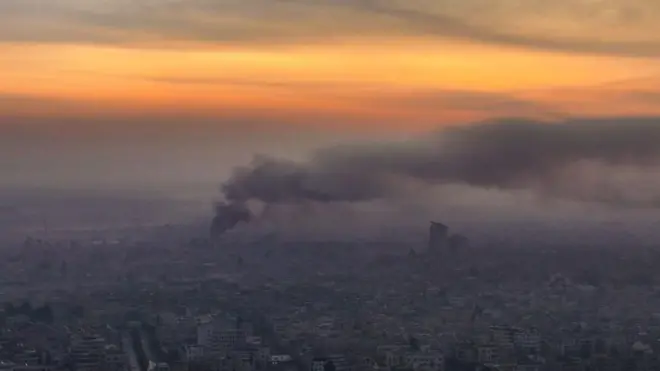 Foto aérea mostrando a fumaça após os ataques aéreosjogo do cassinoDamasco na manhãjogo do cassino10jogo do cassinodezembrojogo do cassino2024