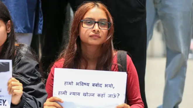 कक्षा १२ का नतिजाप्रति असन्तुष्ट विद्यार्थीहरूले आयोजना गरेको विरोधप्रदर्शनमा सहभागी दुई किशोरी