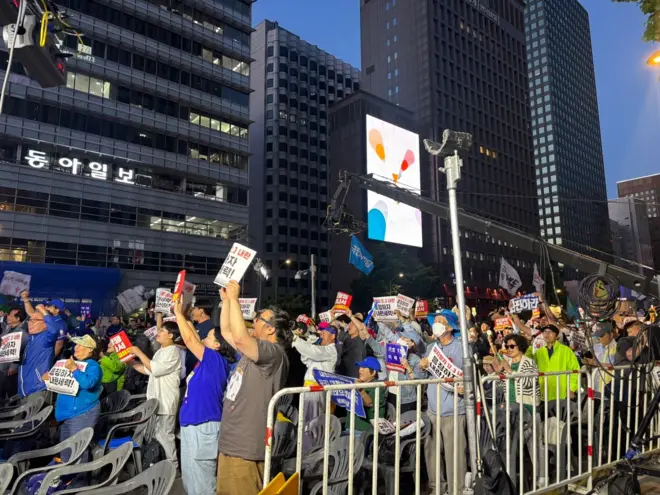 출구조사를 확인한 시민들이 기뻐하고 있다