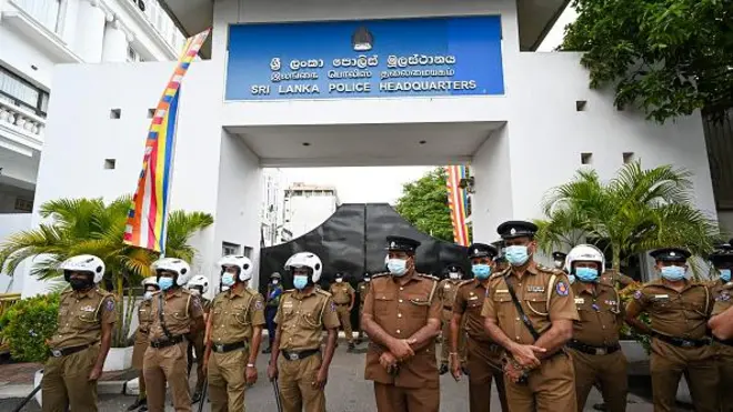 පොලිසියේ ජ්‍යෙෂ්ඨ නියෝජ්‍ය පොලිස්පතිවරුන් 7දෙනෙකු ස්ථානමාරු කිරීම මේවන විට ආන්දෝලනයට ලක්ව තිබේ