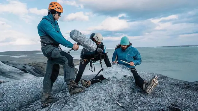 Konstantine Vlasis y un percusionista grabando sonidos en un glaciar
