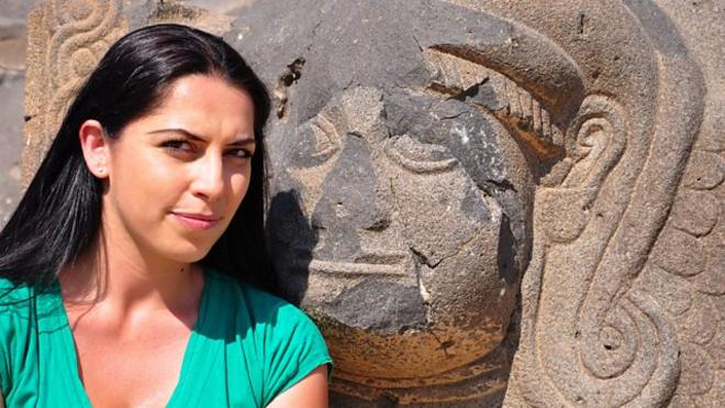 A pesquisadora Francesca Stavrakopoulou ao ladobonus de boas vindas bet365uma imagembonus de boas vindas bet365Asherah