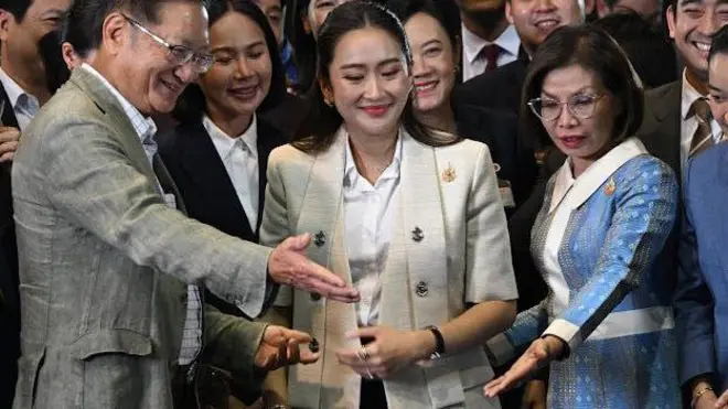 นักการเมืองพรรคเพื่อไทยกรุยทางให้ น.ส.แพทองธาร ชินวัตร ว่าที่นายกฯ คนที่ 31 เดินขึ้นสู่จุดแถลงข่าวกับสื่อมวลชน