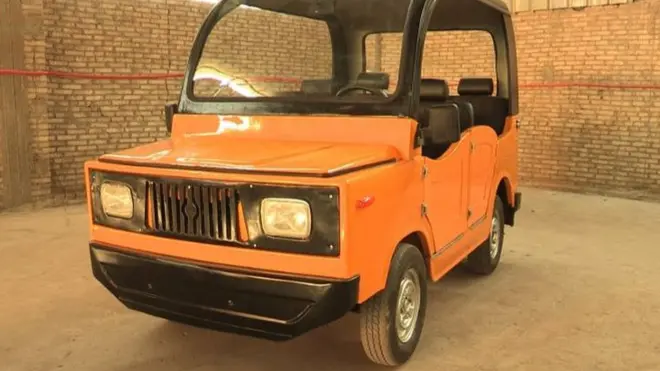 شاب مصري يصنع سيارة تنافس الـ"توك توك"