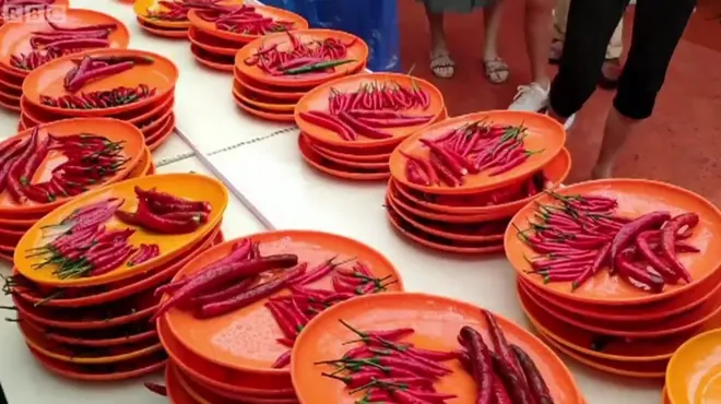 كم حبة فلفل حار يمكنك أن تأكل لتفوز بعملة ذهبية؟