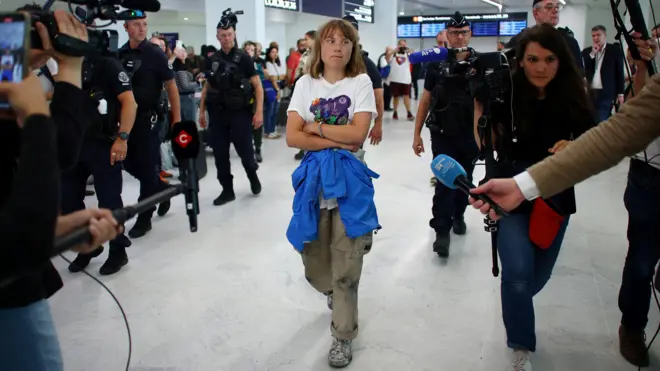 Greta Thunberg a su llegada al aeropuerto de Charles de Gaulle en París, después de ser deportada.