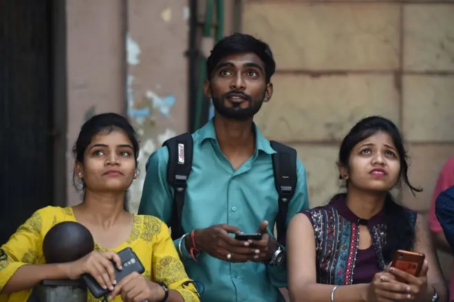 బాంబే స్టాక్ ఎక్సేంజ్ దగ్గర యువతీయువకులు