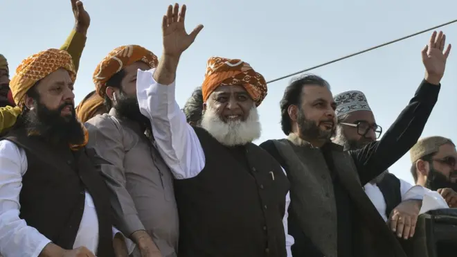 مولانا فضل الرحمان کہہ چکے ہی ںکہ عورتوں کو گھر میں رہ کر روزہ رکھنے اور دعا کرنی چاہیے