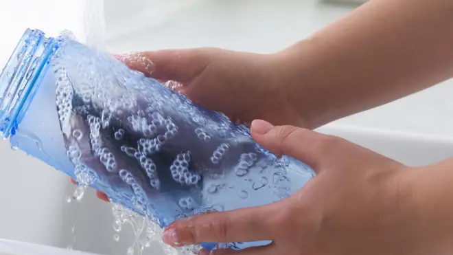 Aworan ọwọ to n fọ ike omi water bottle 