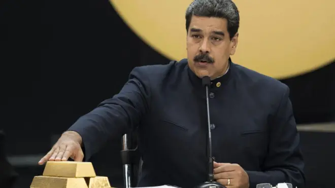 Maduro posa su mano sobre unos lingotes de oro, durante el lanzamiento de la criptomoneda Petro en 2019.