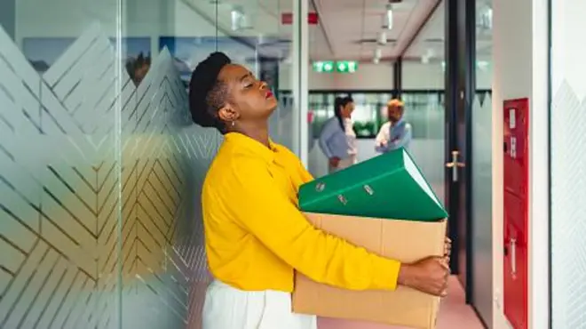 Femme noire avec son carton