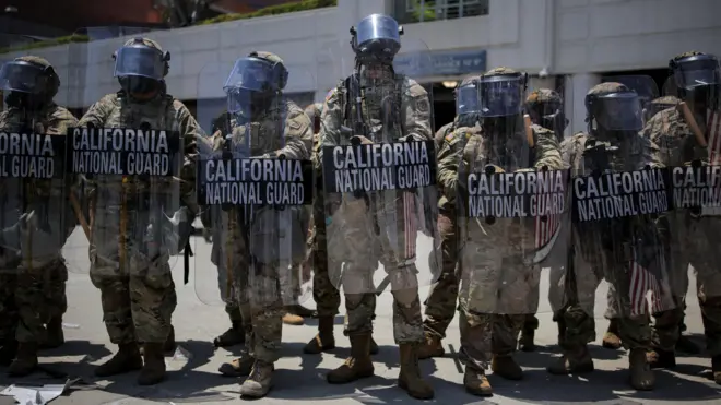 Miembros de la Guardia Nacional de California en el centro de Los Ángeles.