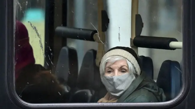 Una mujer en transporte público