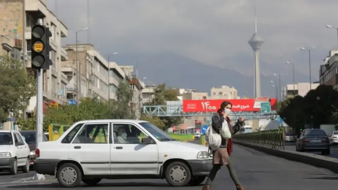 زنی با ماسک در تهران