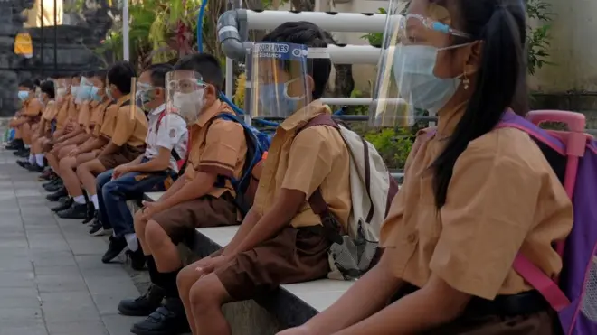 Foto ilustrasi. Puluhan siswa menunggu giliran masuk ke ruangan kelas saat mengikuti pembelajaran tatap muka (PTM) dengan menerapkan protokol kesehatan di SD Negeri 18 Pemecutan, Denpasar, Bali, Jumat (1/10/2021).