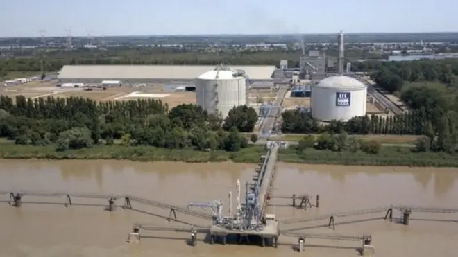 Amooniyeem Naayitireetii Firaansitti kuufamee jiru