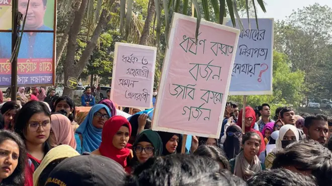 ধর্ষণের অভিযোগ ওঠার পর ক্যাম্পাসে বিক্ষোভ করছে শিক্ষার্থীরা