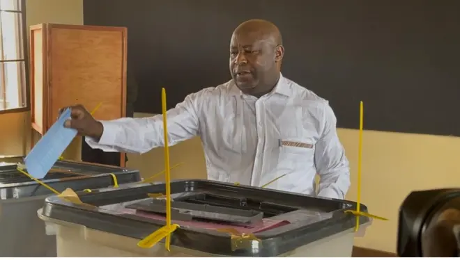 Prezida Ndayishimiye arimo gutora kuri centre y'itora kw'ishure riri ku mutumba wa Musama