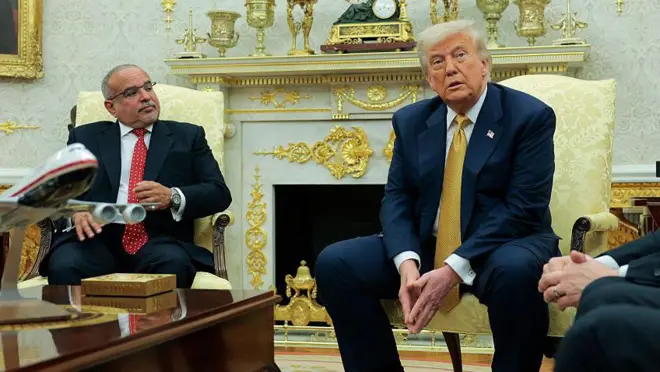 El príncipe heredero de Baréin, Salman bin Hamad Al Khalifa (izq.), observa al presidente Donald Trump hablar con periodistas durante una reunión en la Oficina Oval de la Casa Blanca el 16 de julio de 2025.