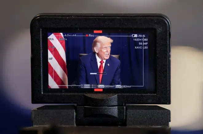 Trump enquadrado em câmera; ele está sentado e falando