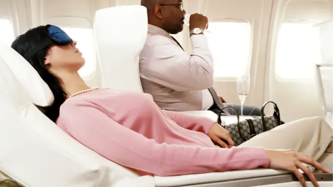 Пассажирка спит, откинувшись в кресле