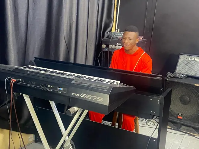 DJ UD dey play piano