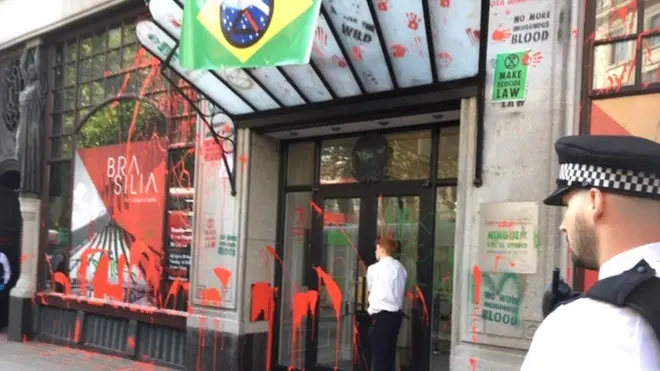 Manifestantes picharam a fachada da embaixada brasileira com tinta vermelha, simbolizando o 'sangue derramado', dos indígenas